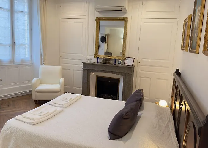 Chambre de charme au coeur du vieux Valence - Confort&Calme